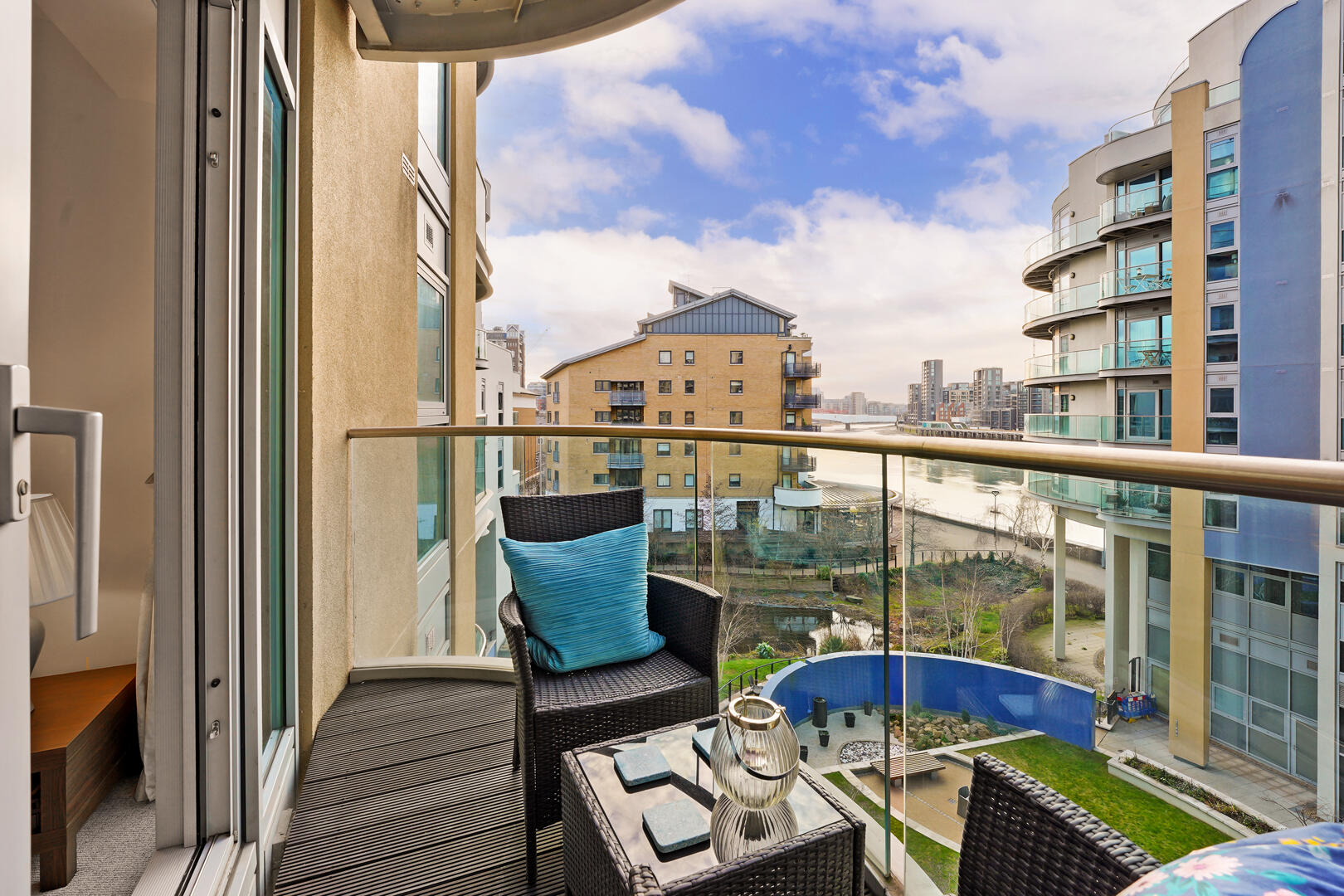 1 bed property in Bridges Court Road, London